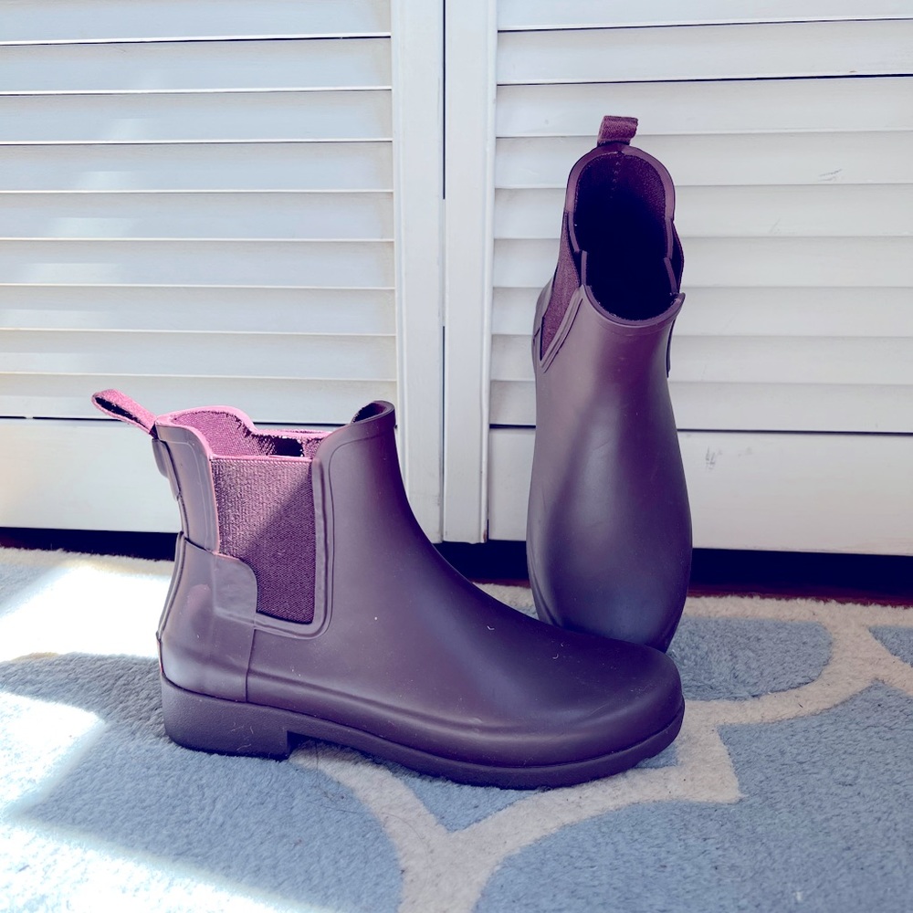 Hunter Chelsea Boots in Burgundy. Size 5 US